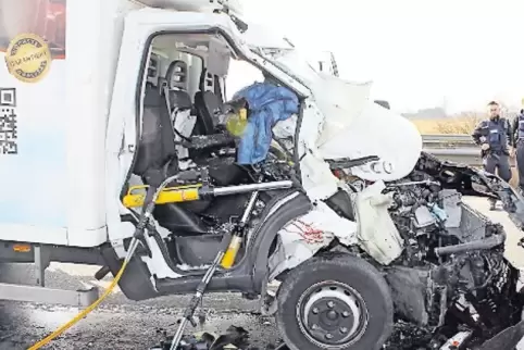 Der Beifahrer des Transporters war eingeklemmt.