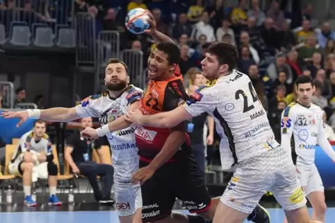 Volltreffer: Mads Mensah Larsen beim Torwurf für die Rhein-Neckar-Löwen am Mittwochabend gegen Kielce. Foto: Kunz