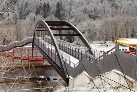 Steht schon lange und wird seit heute genutzt: die Fußgängerbrücke über die B?10 in Hinterweidenthal. Foto: Mandy Kreb 