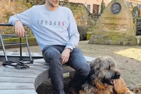 Die Bank am Kolpingdenkmal in Deidesheim hat die Kolpingsfamilie bauen lassen. Noah Steinrock und sein französischer Schäferhund