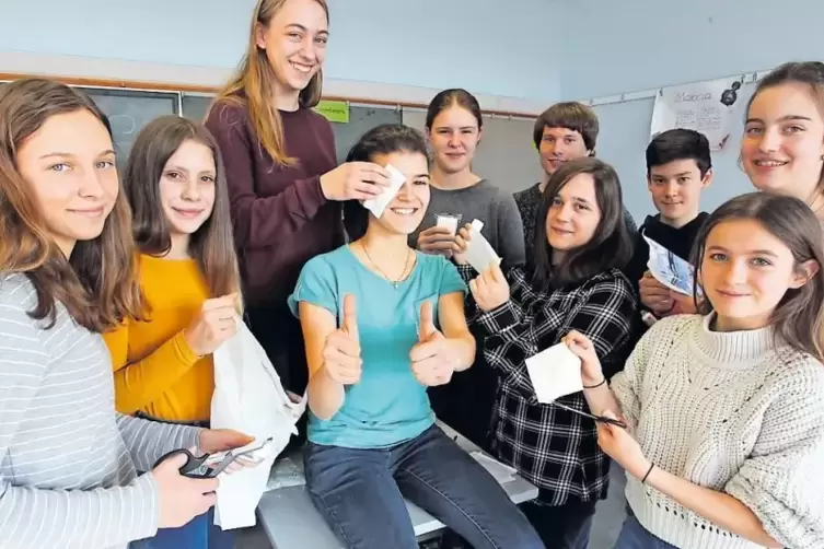 Sanit&auml;ter des Schulsanit&auml;tsdienstes am Europa-Gymnasium in W&ouml;rth im &bdquo;Einsatz&ldquo;, Sanit&auml;terin Catarina wird f&uuml;rs Foto verarztet.