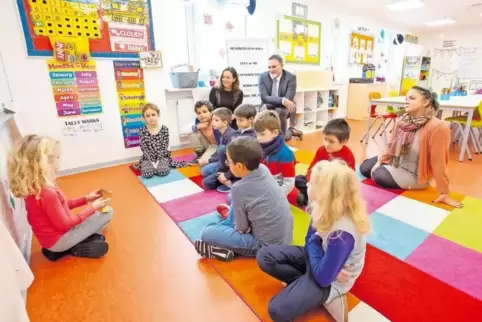 Verfolgen den Unterricht von Ashley OP´Regander (rechts) in der zweiten Klasse der Internationalen Schule in Ramstein-Miesenbach