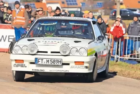 Bei der Rallye Südliche Weinstraße rund um Edenkoben müssen Thomas und Nico Meyer im Opel Manta B zweimal drei Wertungsprüfungen