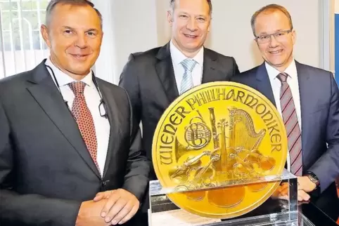 Im Ausgabeland Österreich offizielles Zahlungsmittel: Big Phil. Dirk Borgartz, Stephan Nagel und Till Meßmer (von links) von der