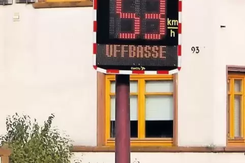 Rote Mahnung auf Pfälzisch: Tempoanzeige in Niederhorbach.