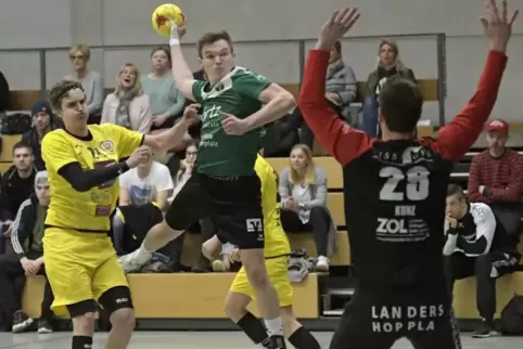 Der Hochdorfer Dominik Lenz erzielt das 2:1 gegen VTV-Torwart Jannik Kunz. David Oetzel (links) war gerade wieder fit und verlet