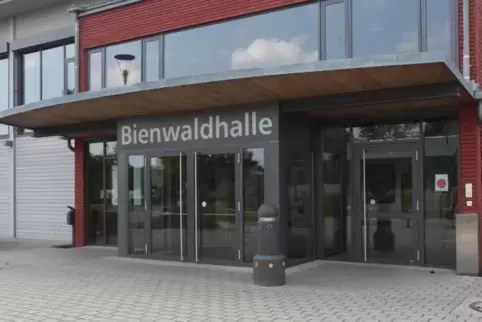 Auf der Rückseite der Bienwaldhalle hat es zweimal gebrannt.  Foto: VAN