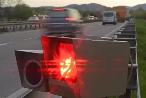 Eine Radarfalle an der Autobahn. Symbolfoto: DPA