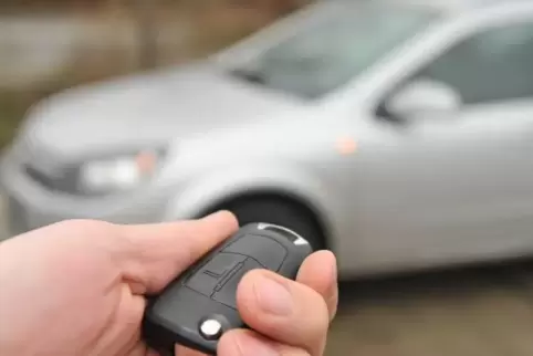 Mit modernen Autoschlüsseln kann man den Wagen aus der Ferne verriegeln. Allerdings kann man sich auch per Knopfdruck im Auto ei