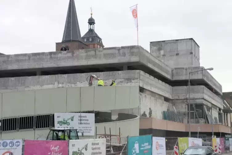 Ungeachtet der wieder offenen Mieterfrage sind die Arbeiten am ehemaligen Hertie-Gebäude in vollem Gange. Foto: Linzmeier-Mehn