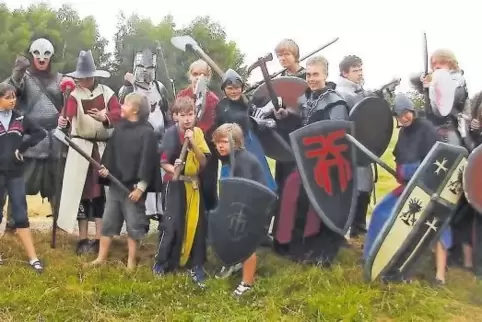 Eine bunte Truppe sind die Waldritter, die sich im Hollertal austoben.