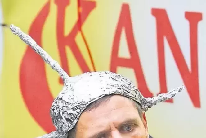 Frauenbündnis-Macher Marco Kurz mit Alu-Hut.