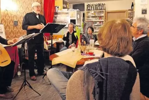 Pathos weicht der Bodenständigkeit: Andrea C. Baur und Michael Bauer bei der Premiere des Shakespeare-Programms in Landau.