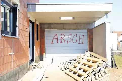 Seit einigen Wochen prangt das Wort „Arsch“ an der Garagentür eines Hauses in Offenbach.