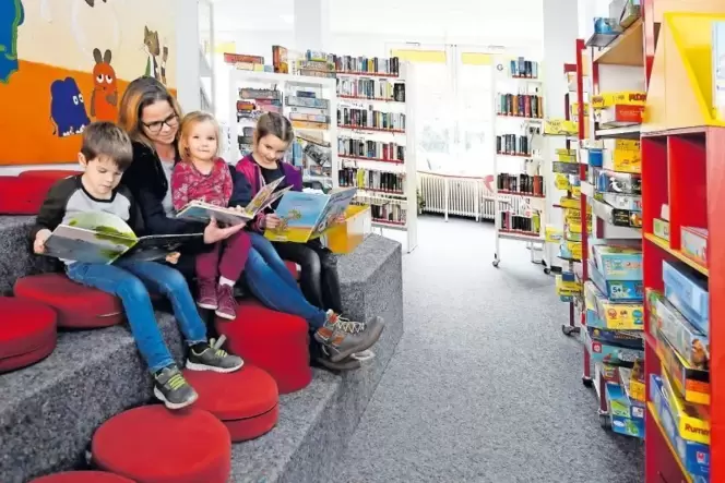 Yvonne Köstner – hier mit Tim, Anna und May – fühlt sich in der Bobenheim-Roxheimer Gemeindebücherei offensichtlich wohl. Die Ei