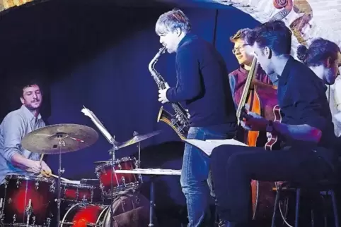 Dichtes Gedränge auf der Bühne: Schlagzeuger Peter Gall mit seinem Quintett beim Neustadter Jazzclub.