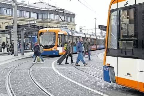 Die geplante neue Stadtbahnlinie hat auch Auswirkungen auf den Bahnhofsvorplatz – sicher ist: ein neues Gleis muss her.