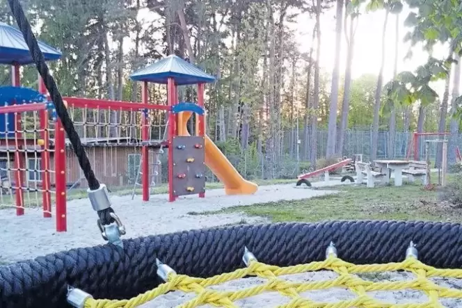 2000 Euro Zuschuss gab es für die Anschaffung neuer Sport- und Spielgeräte für den Bottenbacher Spielplatz.