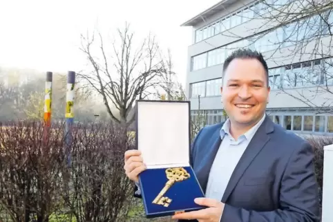 Ein goldener Schlüssel für den Schulleiter als Symbol für seine Funktion – Mario Geil führt seit diesem Monat die Rudolf-Wihr-Re