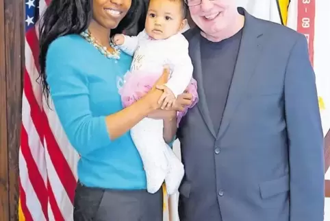 Ulrich Paschke mit Frau Nathalie und Tochter Malaika: Die kleine Familie ist auch auf der Abschieds-Torte (links unten) zu finde