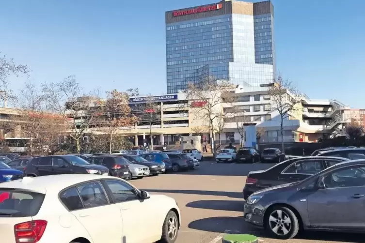 Die Parkdecks ums Rathaus-Center werden bis 2030 weg sein.