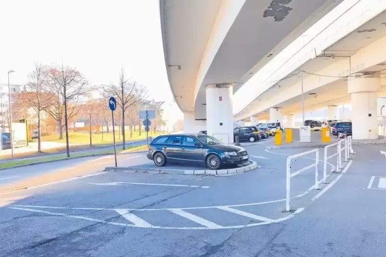 Unter der Hochstra&szlig;e S&uuml;d: Hier sollen k&uuml;nftig mehr Leute parken.