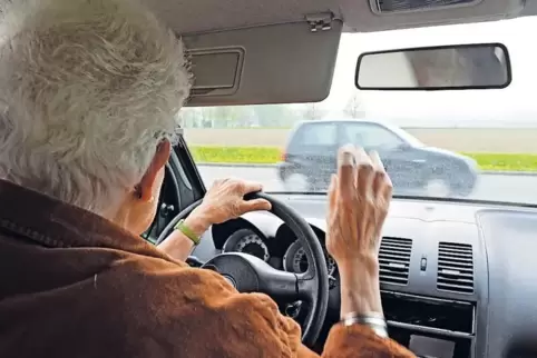 In schwierigen Verkehrssituationen oder bei eingeschränkter Sicht stoßen viele Senioren hinter dem Steuer rasch an Grenzen.