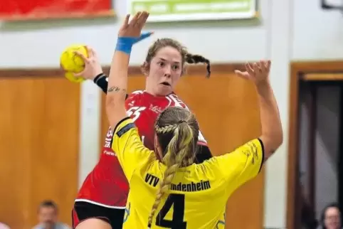 Das Tor im Blick: Die Friesenheimerin Jana Heidger (rot) erzielte gestern drei Tore gegen die VTV Mundenheim, hier mit Frederike