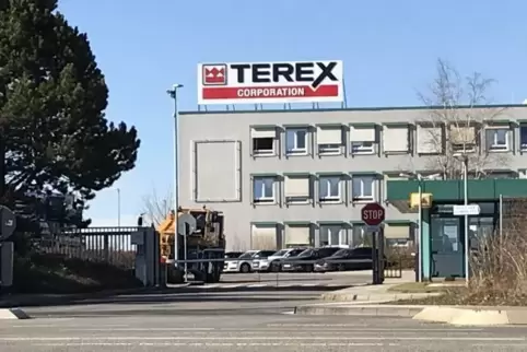 Das Terex-Logo am Werkseingang Wallerscheid wird weichen: Schon Mitte des Jahres will Tadano übernehmen. cps