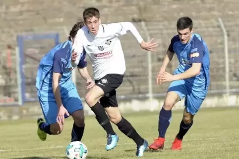 Trifft zum Endstand: Jannik Styblo (am Ball), hier im Spiel gegen TuS Koblenz. ArchivFoto: Kunz