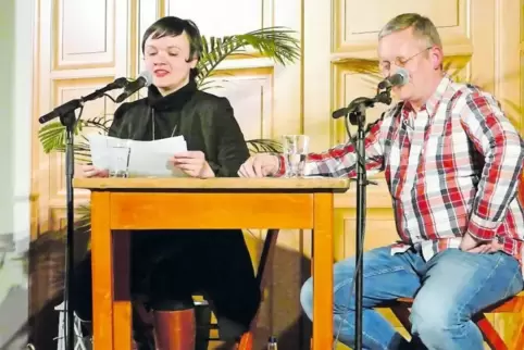 Nelia Dorscheid (links) und Mark Heydrich spielten mit der Sprache und der Stimme.