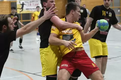 Starker Einsatz: Kreisläufer Carsten Wenzel (am Ball) half erneut im Rückraum der HSG aus. Dort setzte er sich mehrmals gegen zw