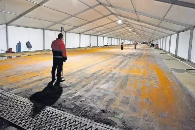 F&uuml;r 3D-Vermessungsarbeiten der blanken Stahlblechoberfl&auml;che ist die Br&uuml;cke gesperrt.