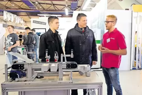 Torsten Wörns (Mitte) hat sich mit Sohn Philipp (links) in der Maimarkthalle über etliche Ausbildungen informiert.