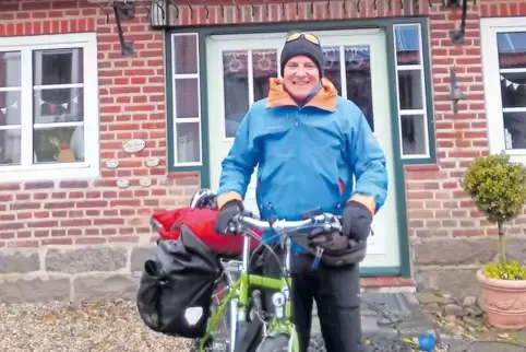 Vor einem Haus in Norddeutschland: Jens Steinhagen auf seiner Deutschland-Fahrrad-Tour.