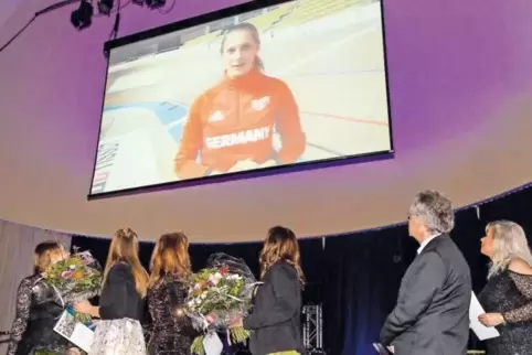 Gruß von der WM in Polen: Die Sportlerin des Jahres Miriam Welte grüßt und bedankt sich per Video. Rechts Anja Schierle-Jertz, d
