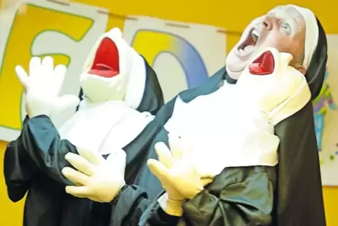 „Sister Act“ glatt in den Schatten gestellt: Bernd Schneider als drei Nonnen in einer Person.