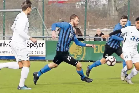 Blasen zum Angriff: Marc Thau und Nico Steigleider (von links in Blau) vom FC Speyer 09 gegen Schwetzingen.