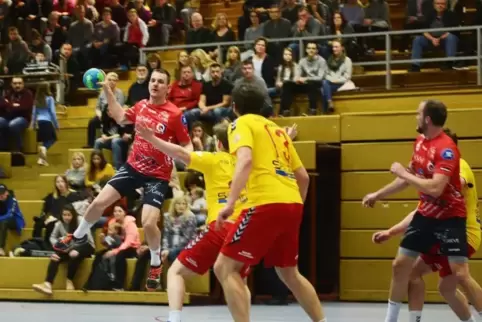 Kevin Hauck (TSR) am Ball, rechts der Rodalber Jonas Baumgart. Foto: Seebald