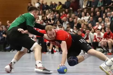 Maximilian Daum vom TVO (in Rot) ringt mit dem Hochdorfer Nikola Sorda.  Foto: van