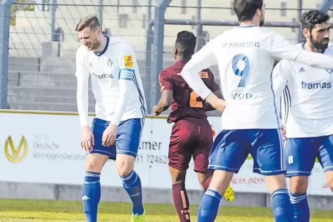 Ein Bild des Jammers: FKP-Abwehrchef Marco Steil (links) ist nach dem 0:2 schon niedergeschlagen, später unterläuft ihm noch ein Ein Bild des Jammers: FKP-Abwehrchef Marco Steil (links) ist nach dem 0:2 schon niedergeschlagen, später unterläuft ihm noch ein