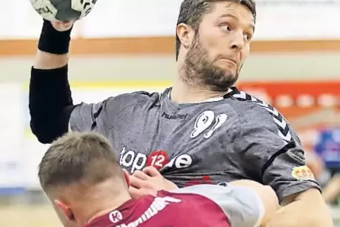Der Ex-64er, Robin von Lauppert, will den Zweibrücker Till Wöschler am Wurf hindern.