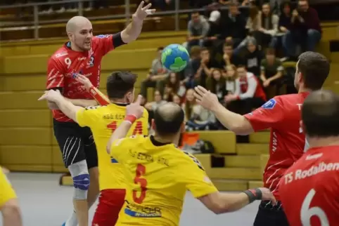 Mit Spielzügen über Lukas Baumgart (links) kam Rodalben in der ersten Halbzeit zu Treffern. Doch die HSG (gelbe Trikots) stellte