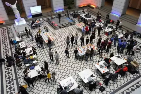 Zum Bundesfinale trafen sich die Teams im Lichthof der TU Berlin. Foto: IGS 