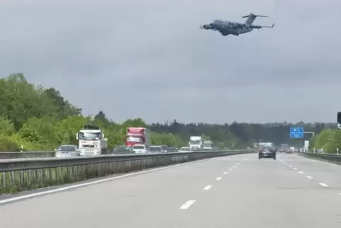 Ein Transportflugzeug im Landeanflug auf die Air Base in Ramstein fliegt über die A6. Archivfoto: View
