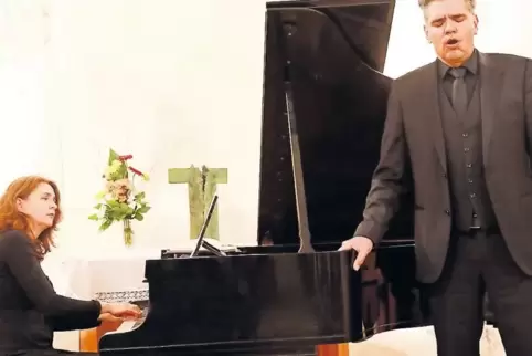 Verena Börsch und Bassbariton Mathias Mann schafften es, der düsteren Thematik des Abends in der Alten Winzinger Kirche einen ho