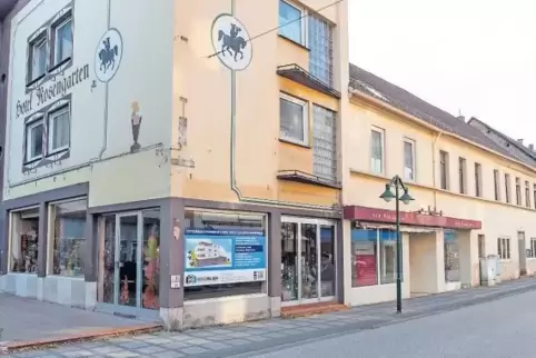 Bye-bye, Campo. So sieht das vor dem Abriss stehende Eiscafé heute aus (oben). Unten links: die Familie beim 50-jährigen Bestehe