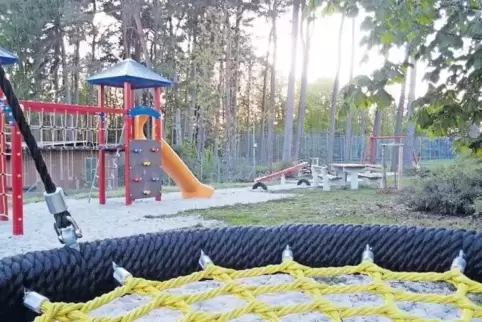 2000 Euro Zuschuss gab es für neue Spielgeräte für den Bottenbacher Spielplatz.