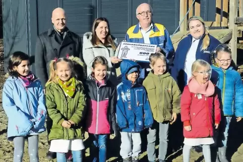 Unser Bild zeigt neben Kindern der Kindertagesstätte hinten links Pfarrer Dieter Ruble, Kita-Leiterin Kristina Linn, „Micheliner