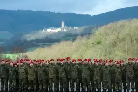 So sind Soldaten 2013 auf dem Windhof zum Kommandowechsel angetreten: mit der Burg Lichtenberg im Rücken. Archivfoto: M.Hoffmann